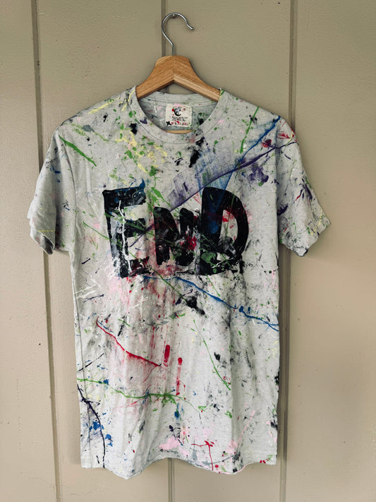 “EnD” paintEd signaturE tEE